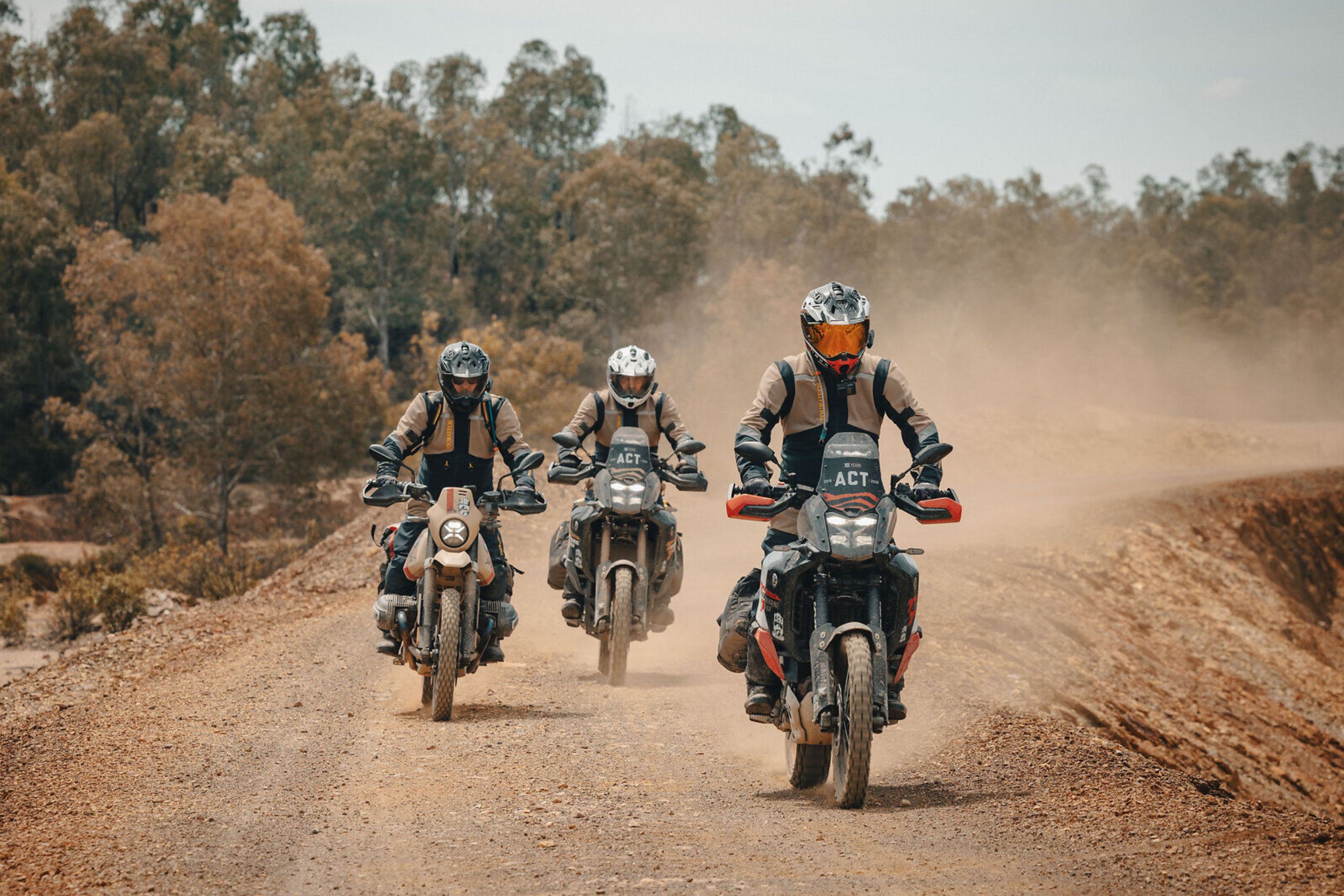 Touratech Dustrider: el traje que no te obliga a elegir entre asfalto y pista de tierra